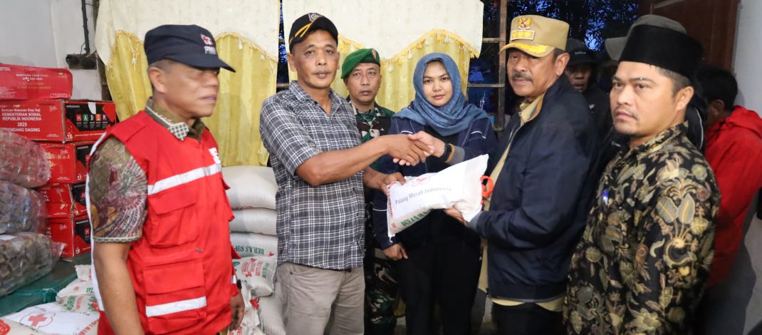 Bupati Madina dan Wabup Serahkan Bantuan untuk Warga di Pengungsian Tanggabosi
