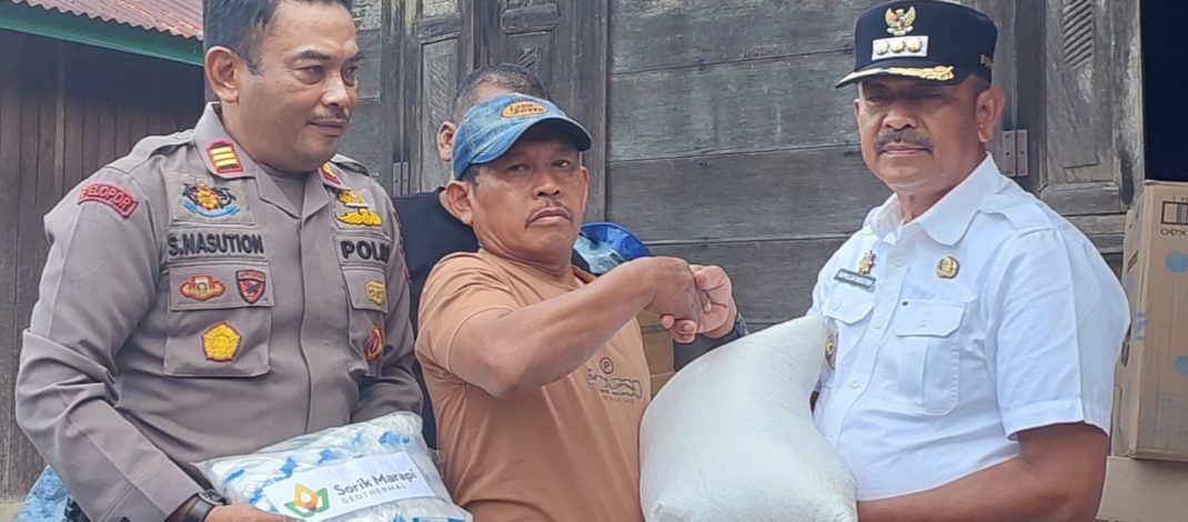 Bupati Madina Salurkan Bantuan untuk Dua Desa Terisolasi